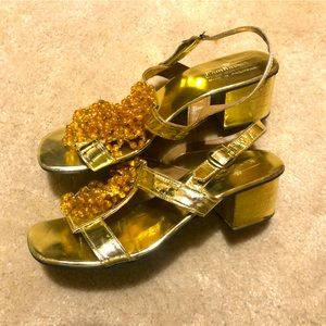 Gently worn KamKasuals gold beaded shoe Sz 7